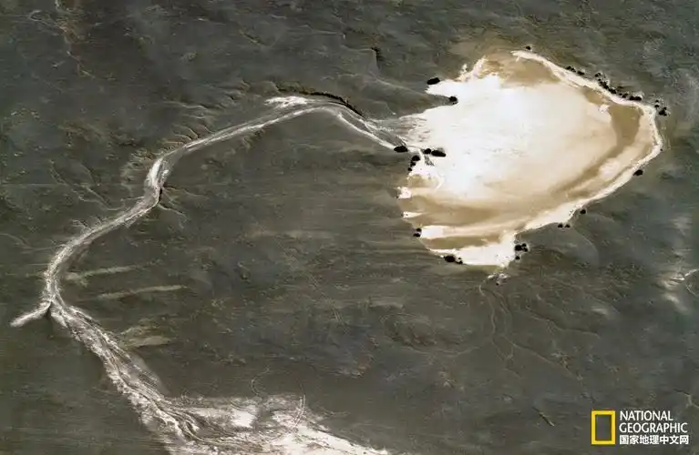罗布泊除了被称为"死亡之海",还被誉为"地球之耳",公元330年以前湖水