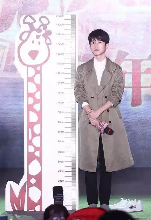 胡歌身高185彭于晏身高182刘昊然身高184三人同框网友心疼