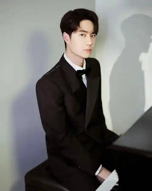 王一博西装穿搭合集_太阳_舞台_白色