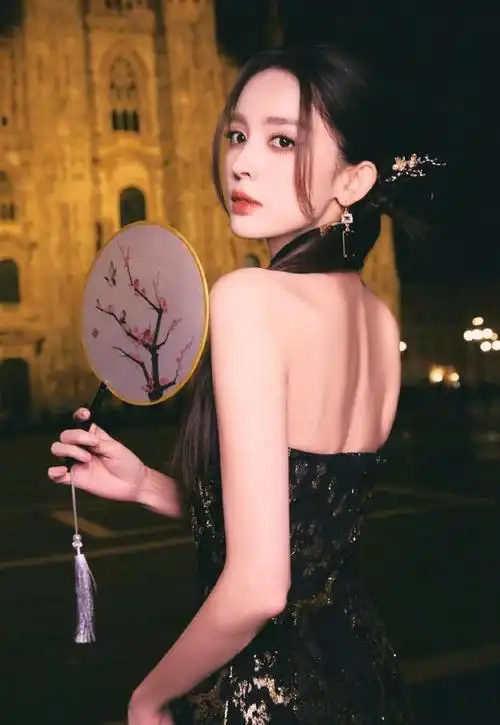 古力娜扎炸街穿露腰装大秀a4腰颜值身材超养眼