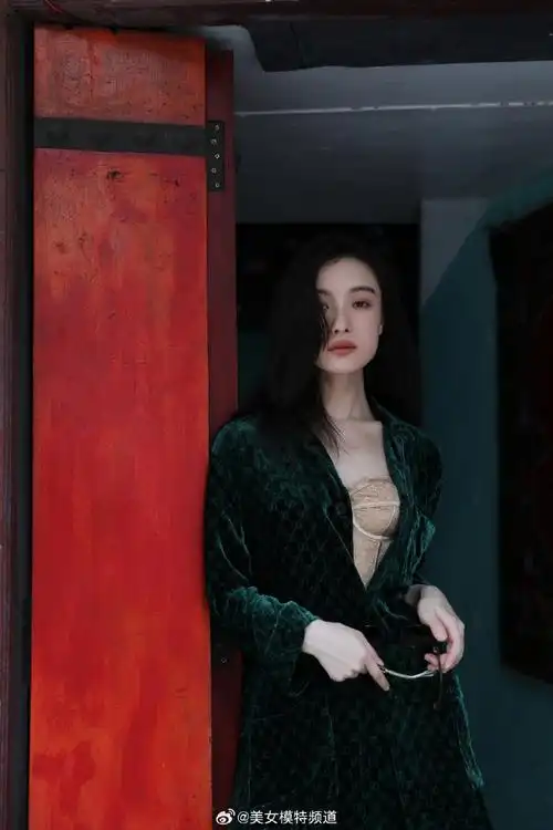 倪妮浪漫街拍氛围感写真