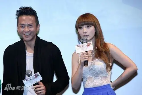 图文:《画壁》发主题歌-邓超柳岩台上互动