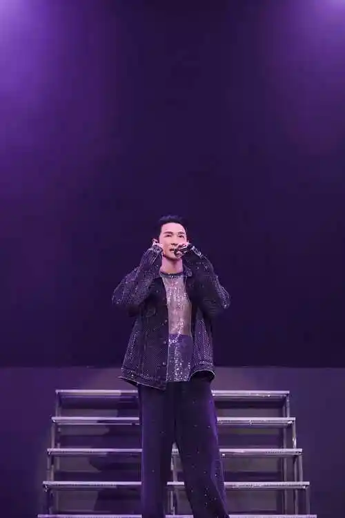 杜德伟"起来"演唱会澳门站打响,奔赴阔别已久的音乐之约_舞台_服装