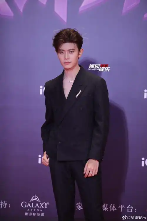 任嘉伦黑色真空西装##尖叫之夜红毯##尖叫之夜直播