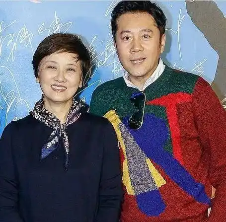 她二婚嫁给张国立,被前妻要求31年不能生孩子,今62岁仍似少女_邓婕