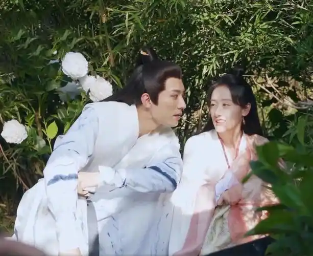 落花时节又逢君杀青袁冰妍刘学义现场比心大方营业