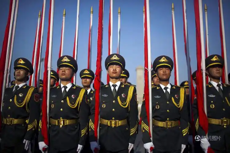 三军仪仗队30度高温下迎宾 纹丝不动