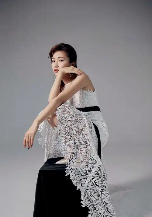 包文婧性感优雅时尚写真图片