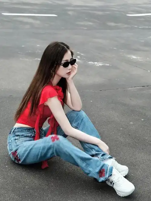 虞书欣摆pose拍营业照牛仔裤搭配凹造型皮肤白皙亮眼