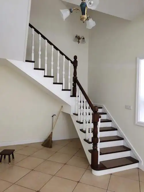 实木楼梯安装完成