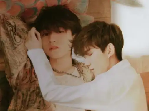 王俊凯陪王源工作?小凯深夜晒照证明一切,凯源cp光明正大撒糖_芦苇荡