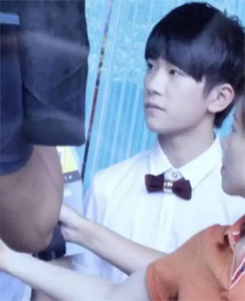 出生于农村,打工妹培养出的笨小孩易烊千玺,离不开妈妈的豪赌