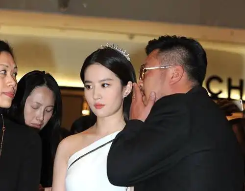 刘亦菲穿高叉裙前凸后翘小腹平坦 破怀孕传闻