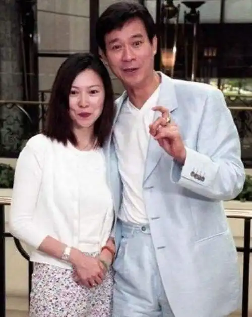 47年的郑少秋真老了但和小17岁妻子同框身姿仍显得很挺拔