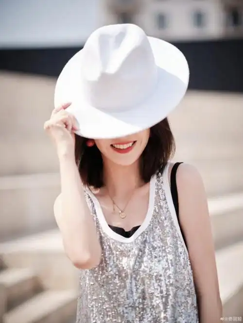 佟丽娅晒夏日都市风随拍 墨镜短发飒爽精致_娱乐频道_中国青年网