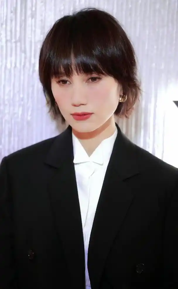 上海这一天!被"骨瘦如柴"的袁泉惊艳,不穿暴露礼服却艳压群芳