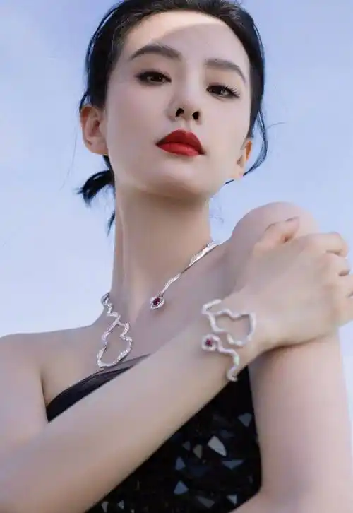 刘诗诗黑色抹胸连衣裙优雅时尚写真_气质_当红