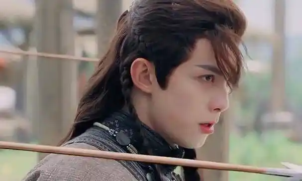 可热搜上却只有"皓嫣cp"重逢,难免让人怀疑吴磊迪丽热巴这是被"