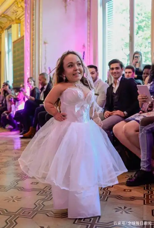 美国25岁侏儒女性身高仅09米为寻找真爱会执着等待