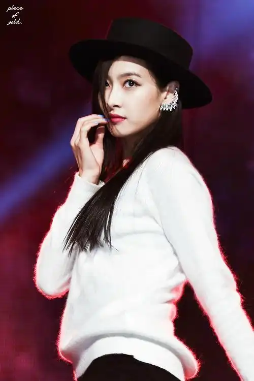 不好看了,不过身材是可以瘦下来的,宋茜红灯时期的身材很好很性感了