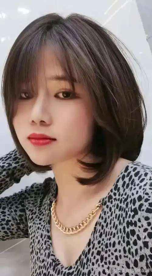 夏天剪一款这样的短发,真的好看又减龄,非常简约又百搭的漫画短发给人