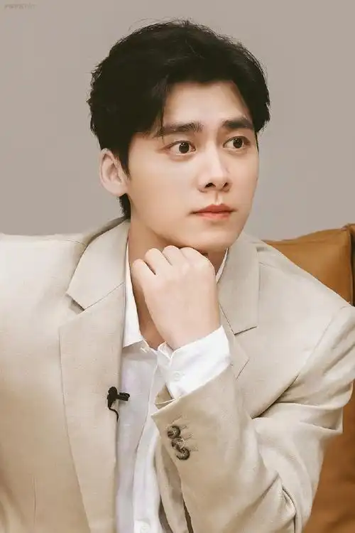 人头马xo代言人李易峰##李易峰香槟色西装造型