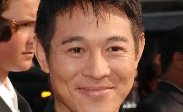 61岁李连杰现身新加坡法会,面相怪异脸色发黑,多年修行未有正果