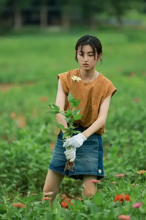 组图:张子枫《向往的生活》剧照 蘑菇屋前玩耍静坐舒适安逸