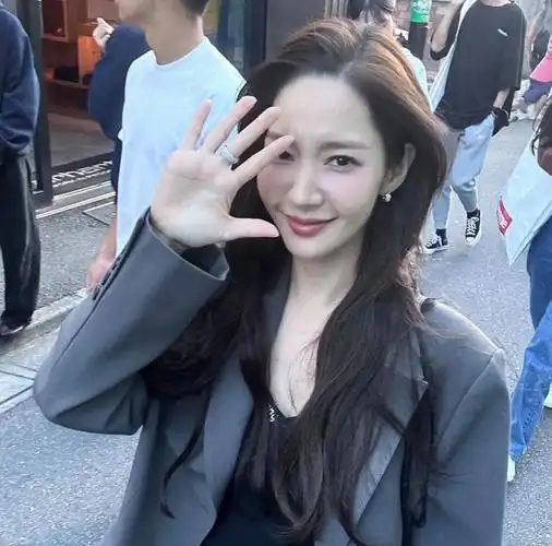 笑容如洋娃娃般迷人,朴敏英灰色外套与连衣裙完美结合,散发优雅性感魅