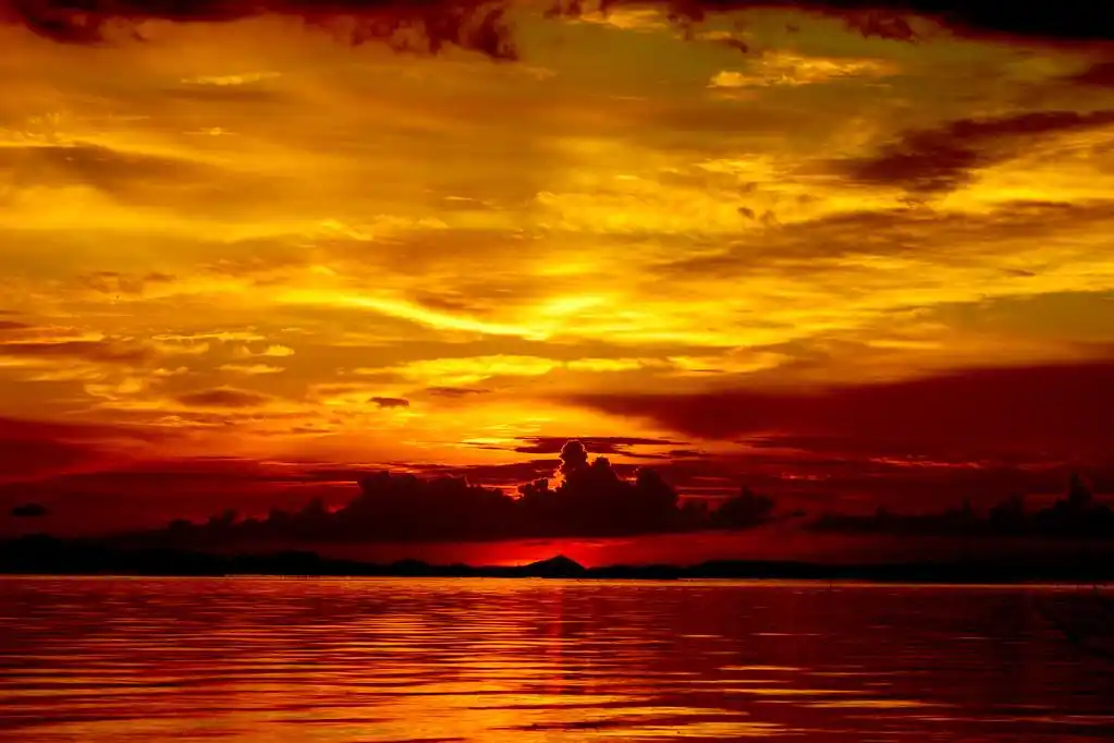 在黄昏的夕阳.美丽的云彩金色天空.