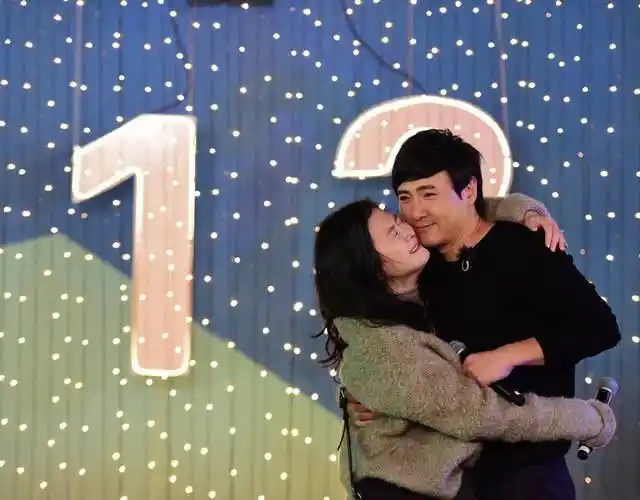 沈腾向相恋12年女友求婚 当众拥吻落泪