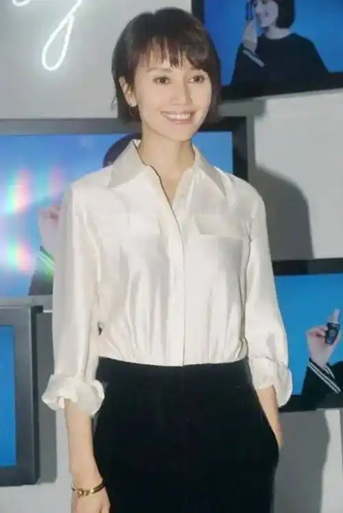 原创被46岁袁泉的职场风穿搭惊艳到了缎面衬衫阔腿裤短发时髦优雅太