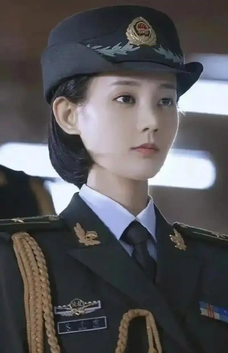 网上最近流传着一张穿着军装礼服的武警少校警花的照片.