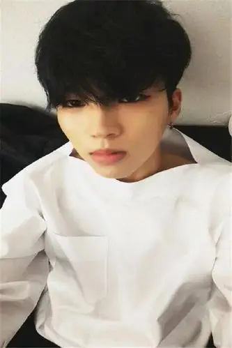 手机壁纸 明星 > 韩国小鲜肉南优贤高清手机桌面壁纸下载