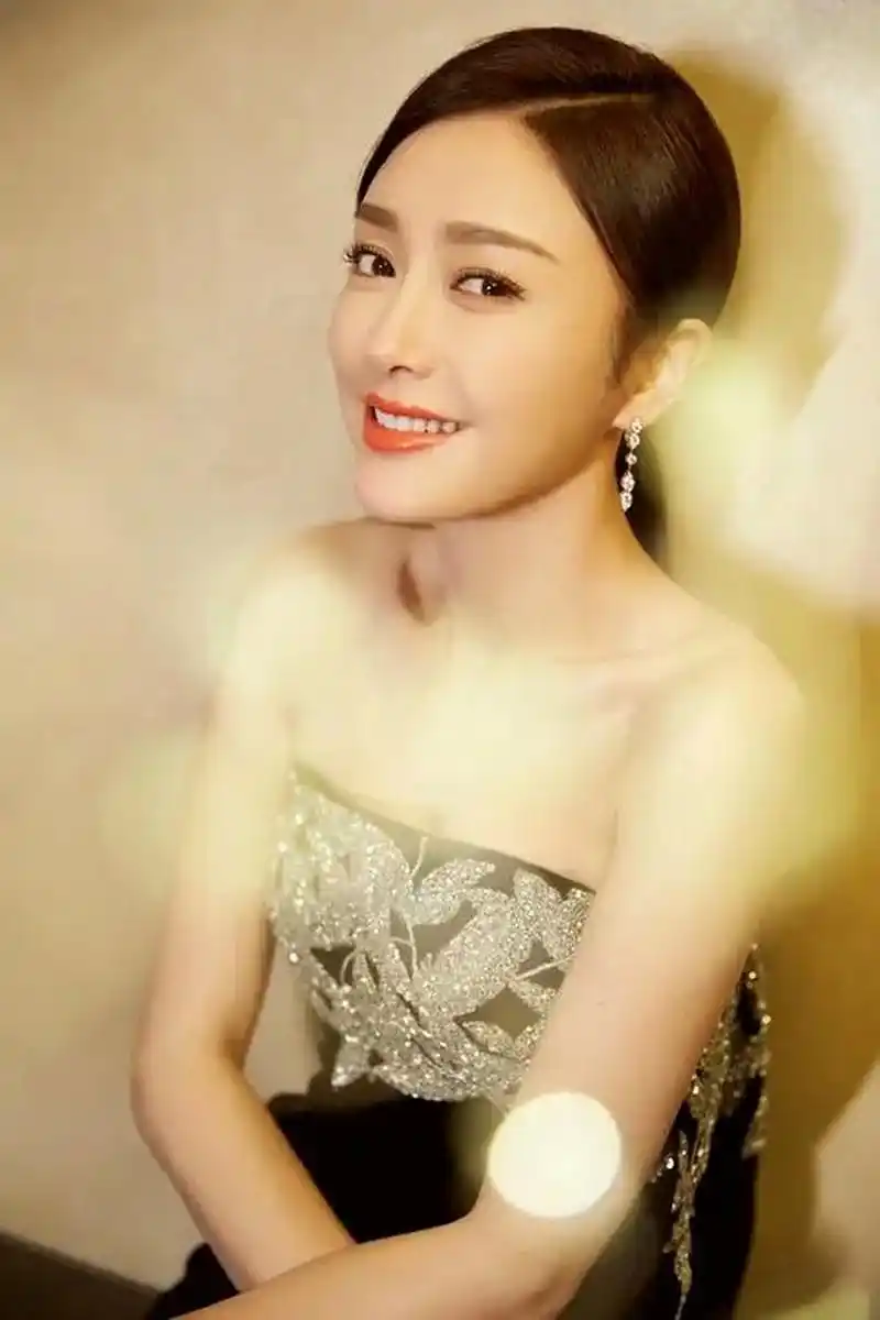 众多70后女明星,你更喜欢哪一位呢?  1.秦岚,1979年 2.