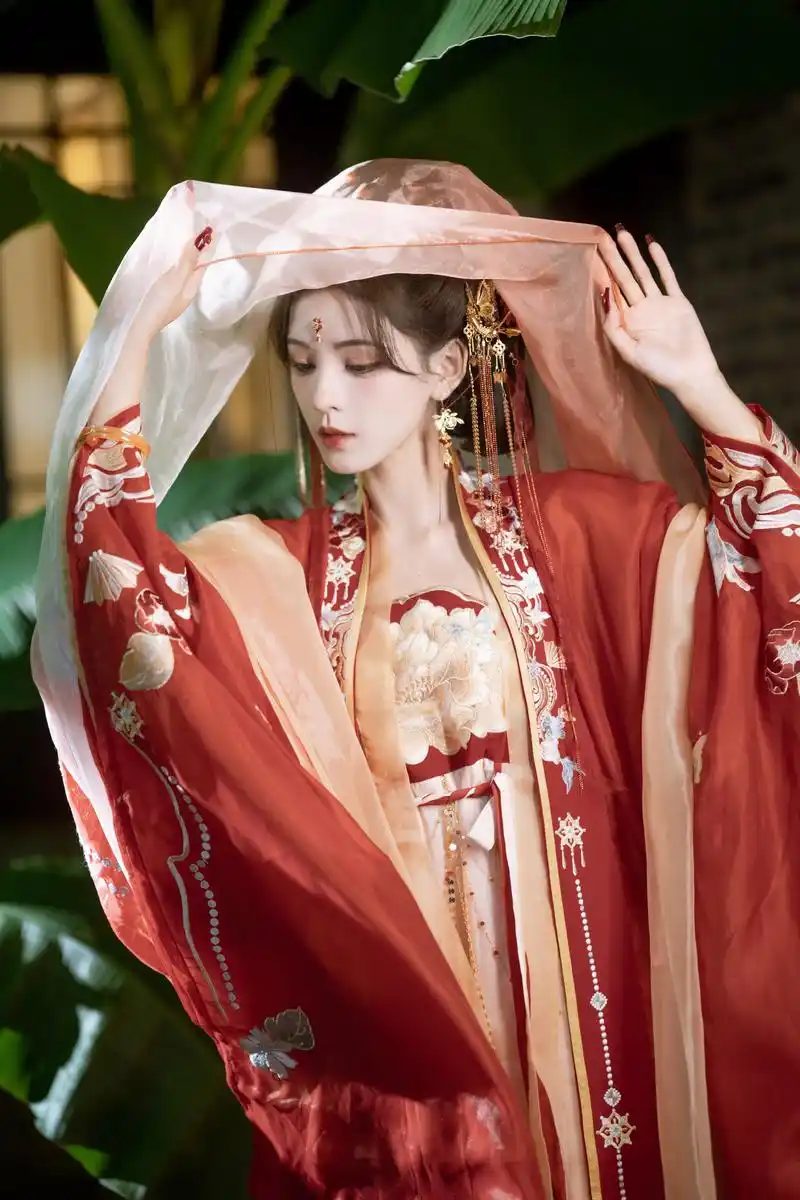 张予曦红衣古装美照曝光 精致妆容散发迷人光彩 绝美姿态令人陶醉