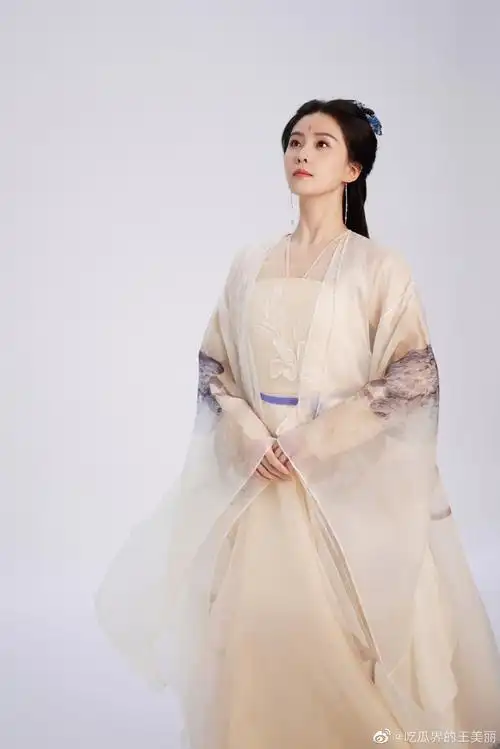 白衣造型#刘诗诗《狐妖小红娘竹业篇》花絮照,除了绿色的古装还有一套