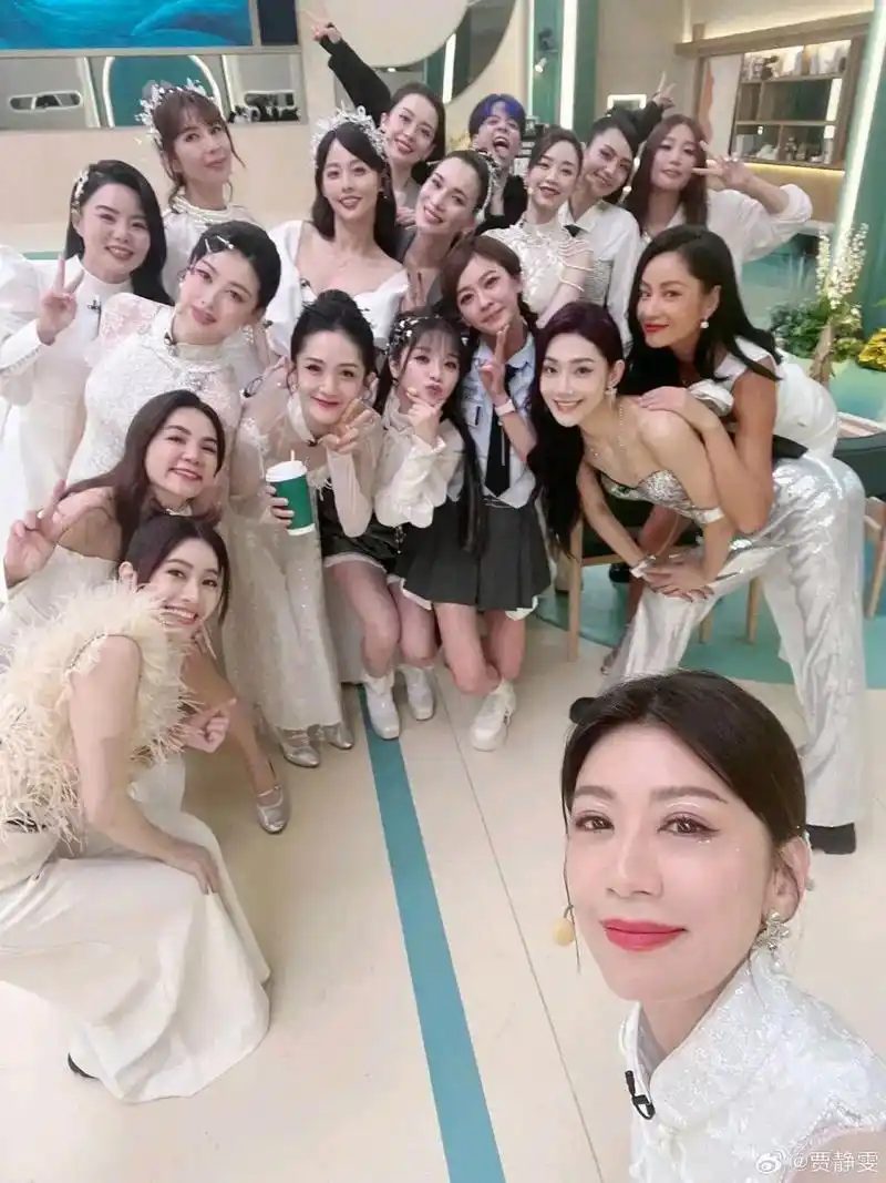 贾静雯晒的这群女明星的合影照片中,我居然觉得谢娜最美! ​说实话