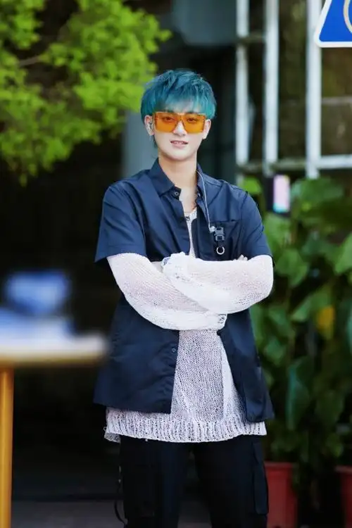 黄子韬薄荷绿发色时尚大胆 黄色护目眼镜酷炫十足