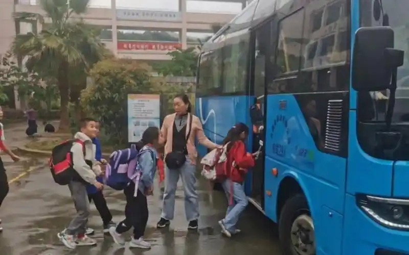 永嘉山区学生告别长途跋涉!"定制"公交护航上学路,周末也能温暖回家