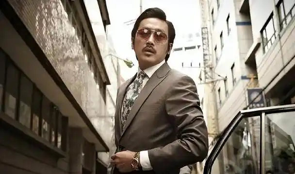 他的本名叫金星勋,他的父亲金勇健是韩国一位家喻户晓的演员