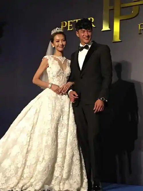 明星百态壁纸-78 何润东大婚与新娘亲吻 (30图)