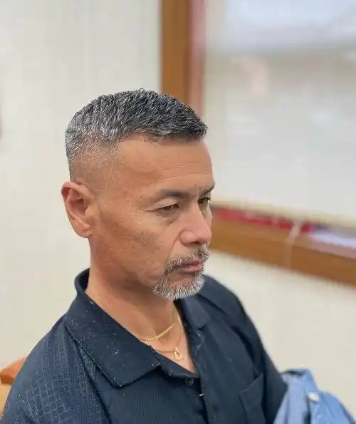 两侧铲短男士发型适合所有人,头发花白大叔剪完不一样,不信你看_时尚