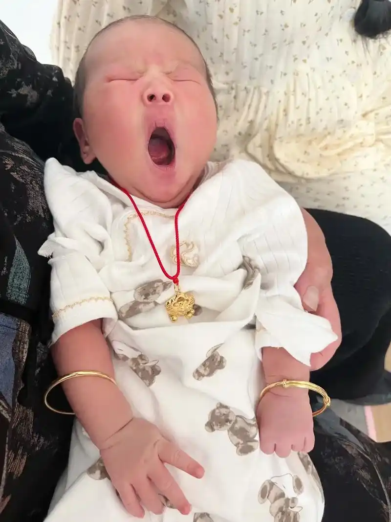 宝宝的见面礼.7天的小公主94,爷爷90奶奶91都疼的恨不得 - 抖音