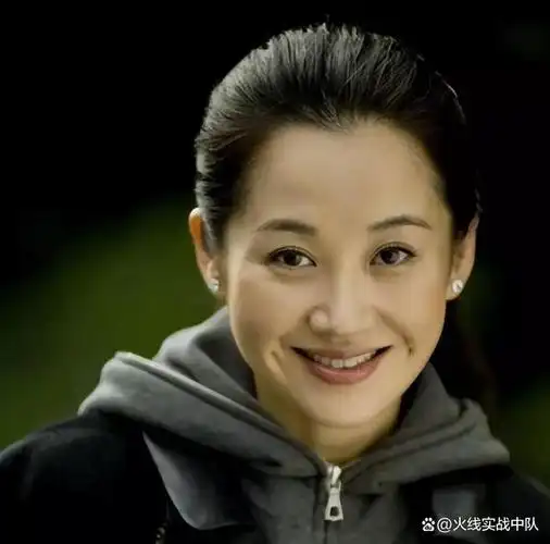 在最近的一次活动中,著名演员许晴的生活照引起了网友的热议.