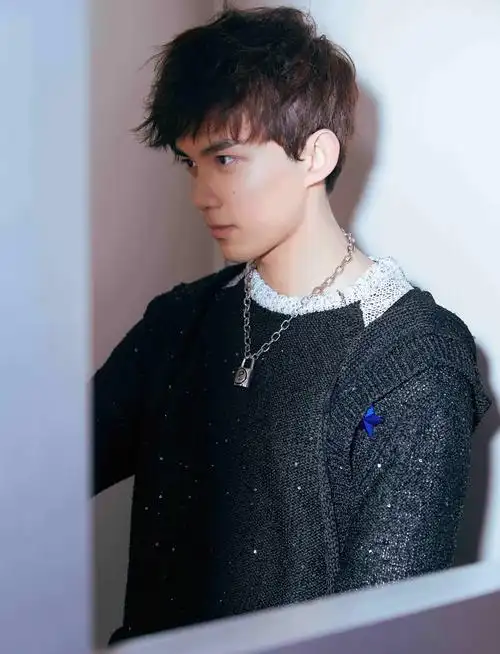 吴磊出席品牌线下活动化身灵魂画手称与自画像一模一样