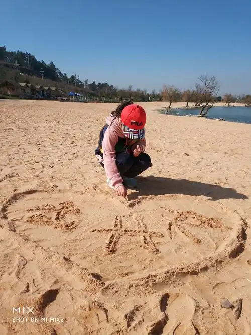 沙滩上,我和妈妈用沙子堆起了爱心,这颗爱心代表着我的希望和祝福,愿