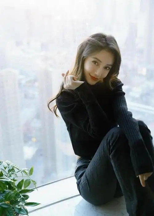 angelababy真不怕冷都降温了还要露腰不过身材是真的优越