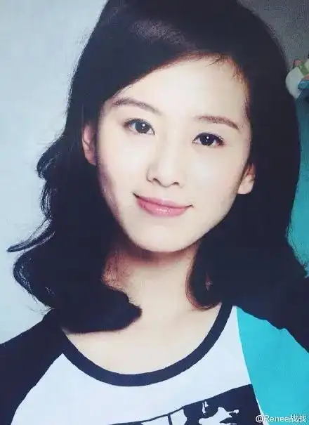 刘诗诗古早罕见图,脸型和头型太完美,和路人合影像加了小头特效