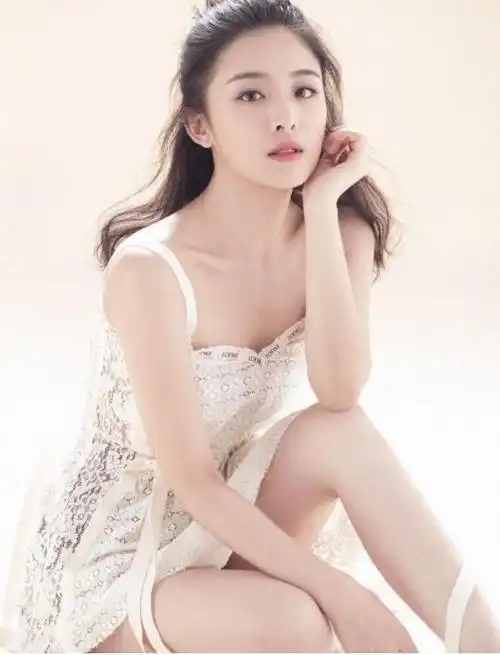 32岁张含韵穿超短裙在冰上跳舞双手被冻红筷子腿又细又长